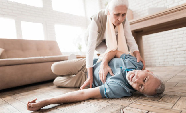 Теряет сознание, хватает ртом воздух, бьется в припадке. Инсульт, инфаркт, эпилепсия – что делать, пока не приехала скорая