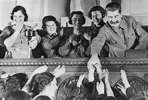 Генеральный секретарь ВКП(б) Иосиф Сталин приветствует участниц совещания, жен командиров РККА 