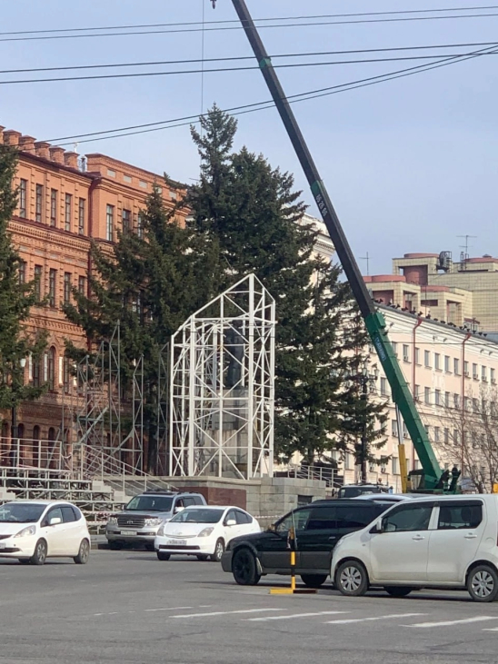 Идиоты или враги? В Хабаровске опять драпируют памятник Ленину перед 9 мая... ﻿