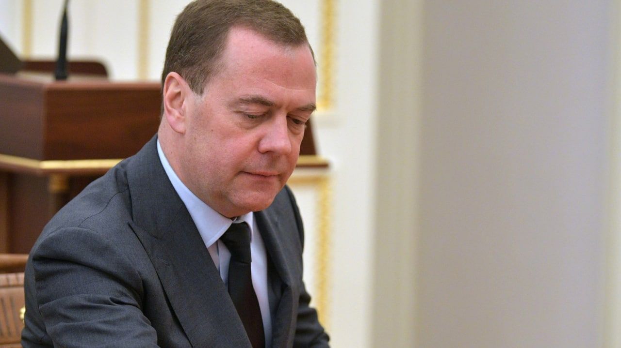 Медведев ожидает безоговорочной капитуляции Запада в экономической войне с Россией