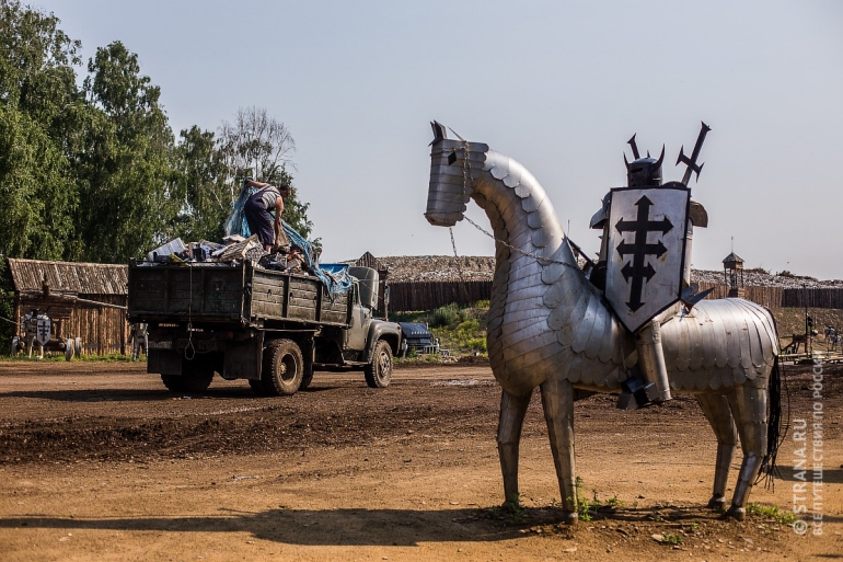 История о том, как из мусорной свалки в Сибири сделали средневековую крепость История о том, как из мусорной свалки в Сибири сделали средневековую крепость идеи,Иркутск,мусор,свалка,Сибирь