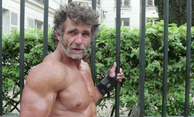 В 60 лет французский бедняк живет на улице и тренируется так, что его внешнему виду завидуют бодибилдеры: видео