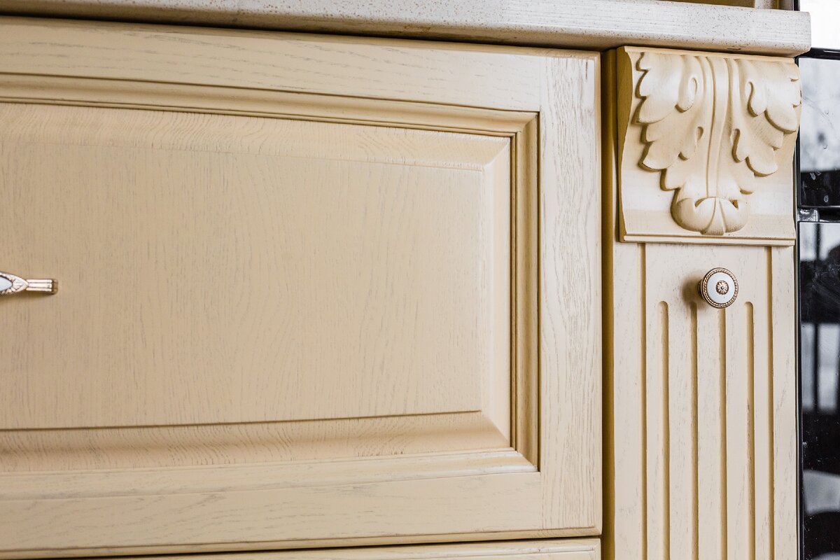 Во всем не стандарт: от конфигурации до цвета. Солнечная изысканная кухня с фасадом из массива дуба и шикарной столешницей идеи для дома,интерьер и дизайн,кухня