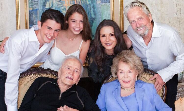 Вдова Кирка Дугласа Энн Байденс скончалась на 103-м году жизни