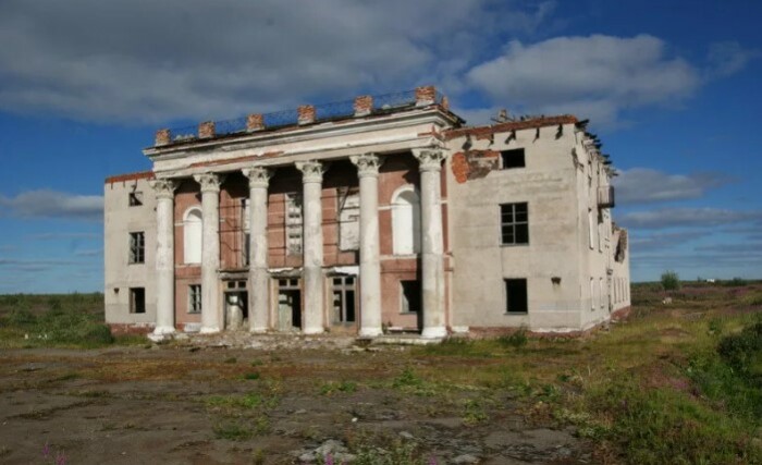 Некогда величественные здания сейчас заброшены.