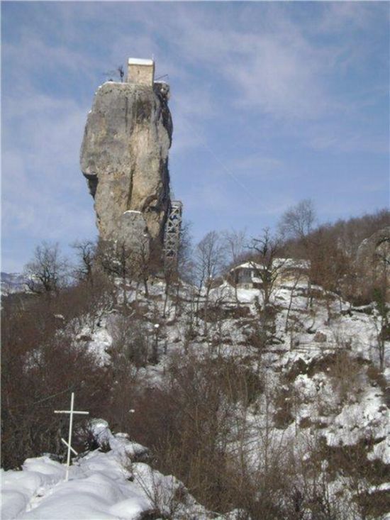 Церкви на огромных скалах 