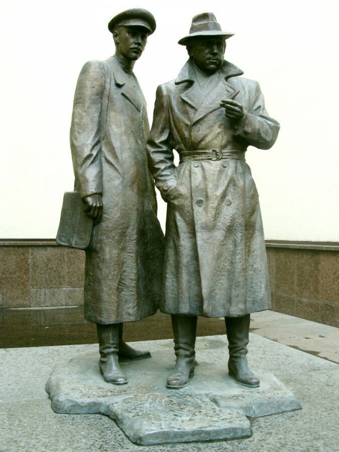 Памятник персонажам «Место встречи изменить нельзя» в Киеве бюсты, высоцкий, памятники