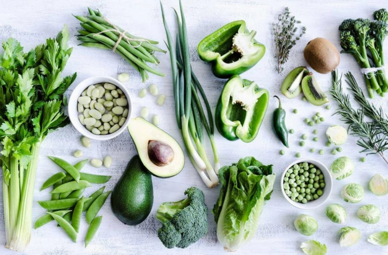 Больше всего витаминов содержат зелёные овощи и фрукты