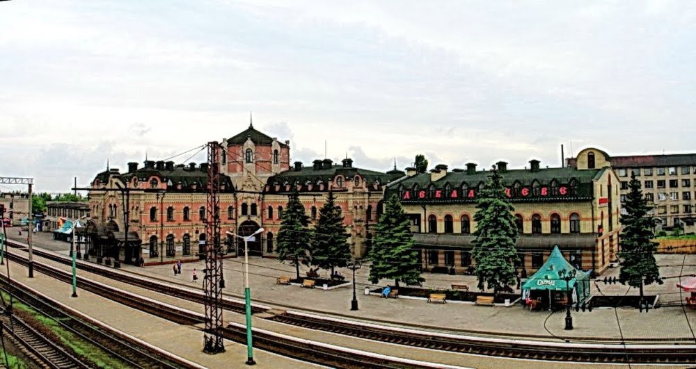 Железнодорожный вокзал города Дебальцево, где прошло детство Игоря Орлова.