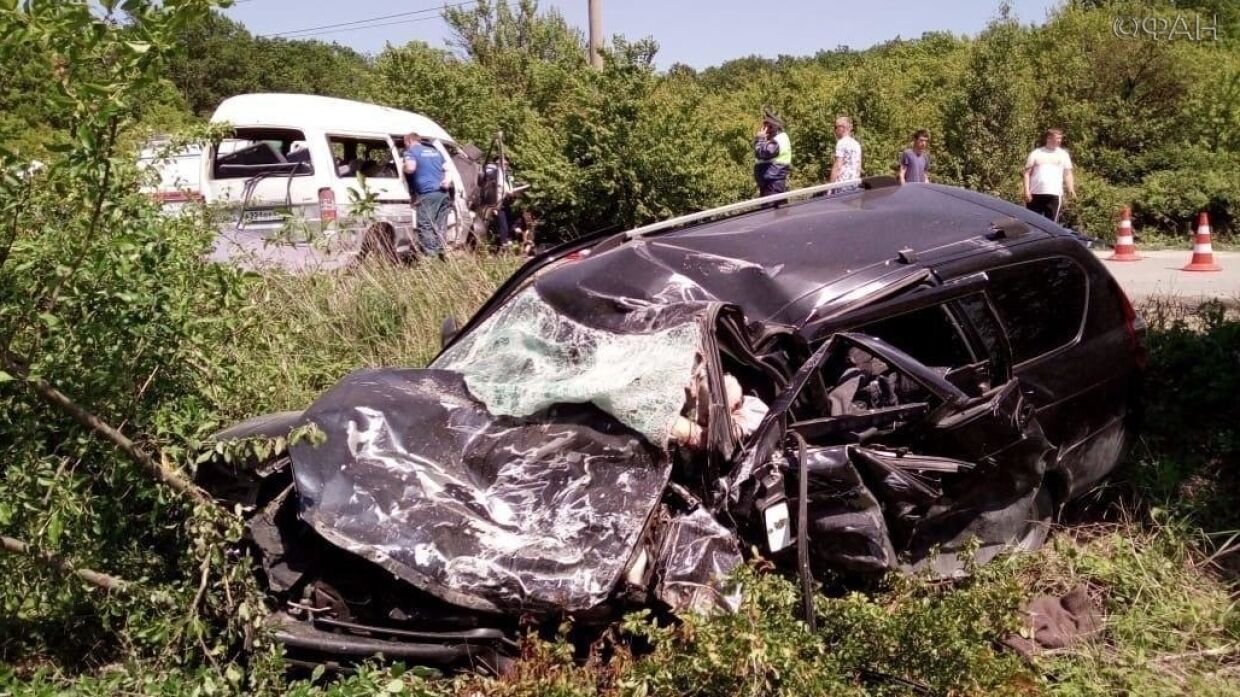 Легковушку сильно покорежило в ДТП с микроавтобусом на Кубани, есть жертвы