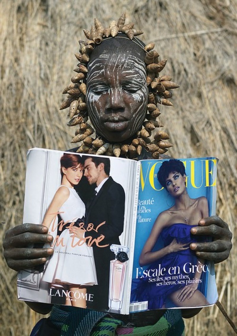 Женщина из племени Мурси (Эфиопия) с журналом Vogue подборка фото, хорошие фото, эмоции