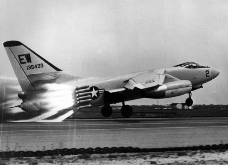 Самый тяжелый и долгоживущий: палубный бомбардировщик Douglas A3D Skywarrior и его модификации Самый тяжелый и долгоживущий: палубный бомбардировщик Douglas A3D Skywarrior и его модификации ввс