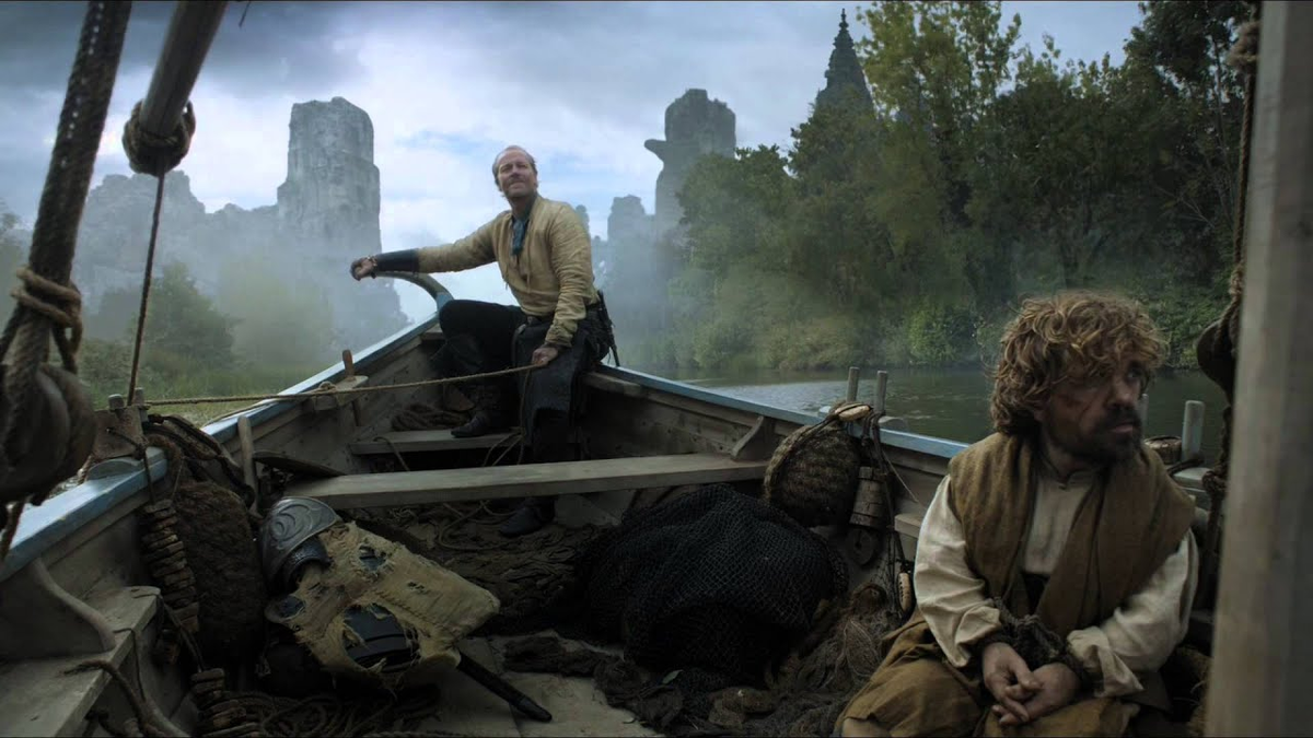 Тирион и Джорах проплывают руины Валирии в сериале "Игра престолов" (фото www.winteriscoming.net).