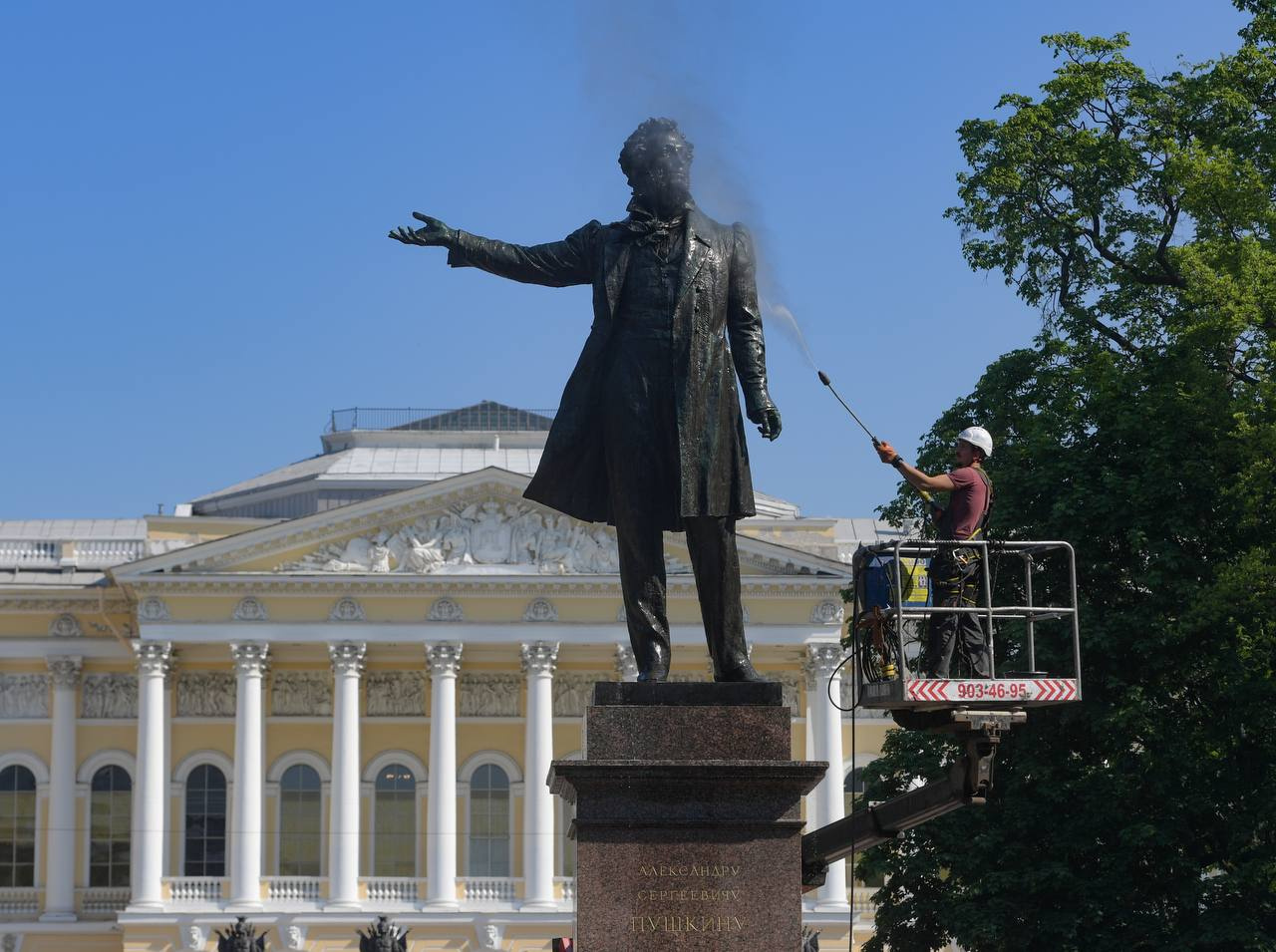 Пушкин на площади Искусств принял душ. Теперь он готов ко Дню города