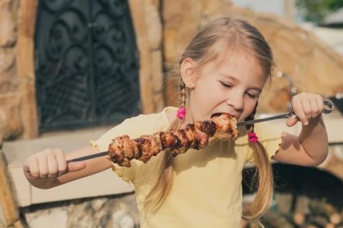 Мясоеды очень любят заниматься самовнушением: Мясо - Необходимо для Моего Организма, там незаменимый белок, животные умирают, чтобы мы жили.