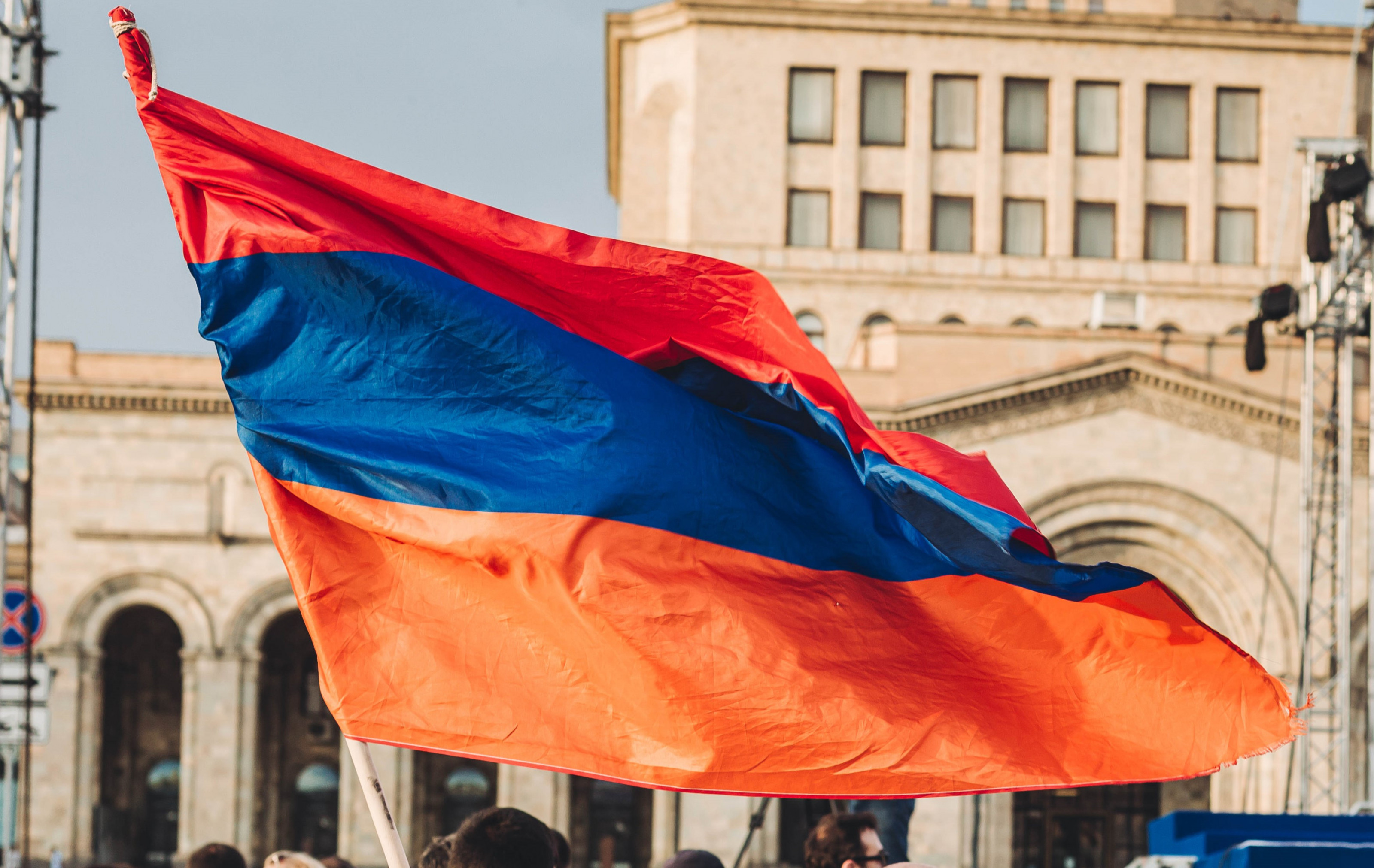 Армения против россии сегодня. Армения и Россия. Флаг Армении. Экономика Армении. Россияне в Армении.