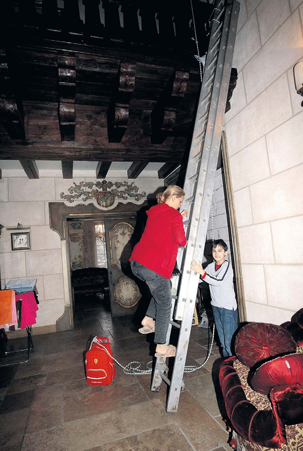 Взбираясь по пожарной семиметровой лестнице на второй этаж, Маргарита ЦВИТНЕНКО прошла курс начинающего альпиниста. (На фото с сыном Антоном)