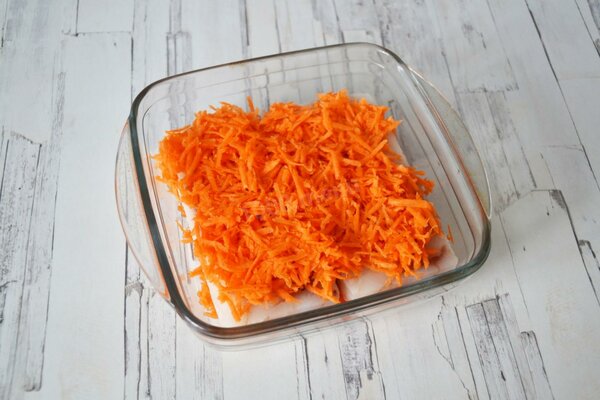 Морковь можно предварительно потушить на сковороде до мягкости. По желанию добавьте нарезанный репчатый лук.