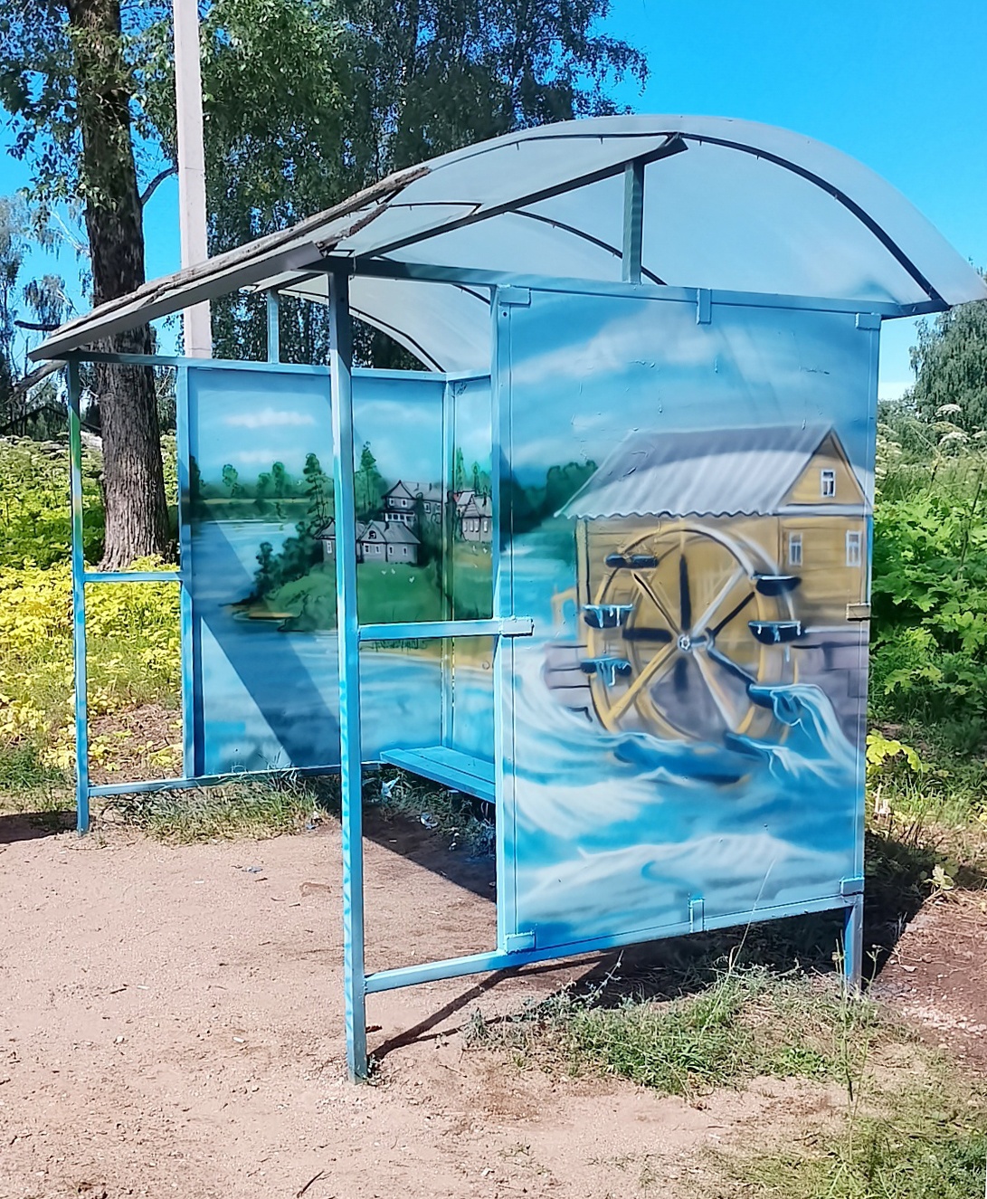 Житель Тверской области преобразил автобусную остановку