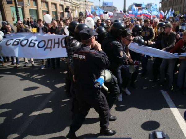 ОМОН пошёл на толпу. На первомайском шествии в центре Петербурга начались задержания общество,политика,россияне