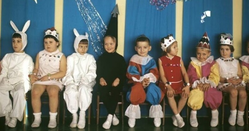 «Все девочки снежинки, а мальчики клоуны»: детские костюмы новогодних утренников 90-х