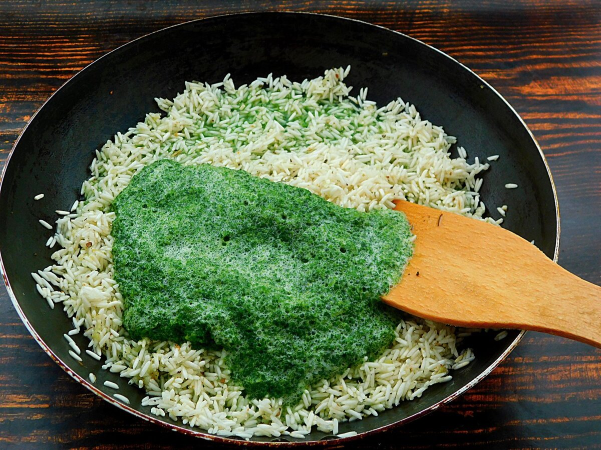 Смешивание риса со шпинатной пастой