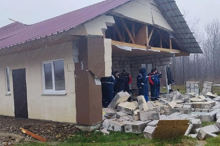 В Туапсинском районе сильный ветер разрушил частный дом