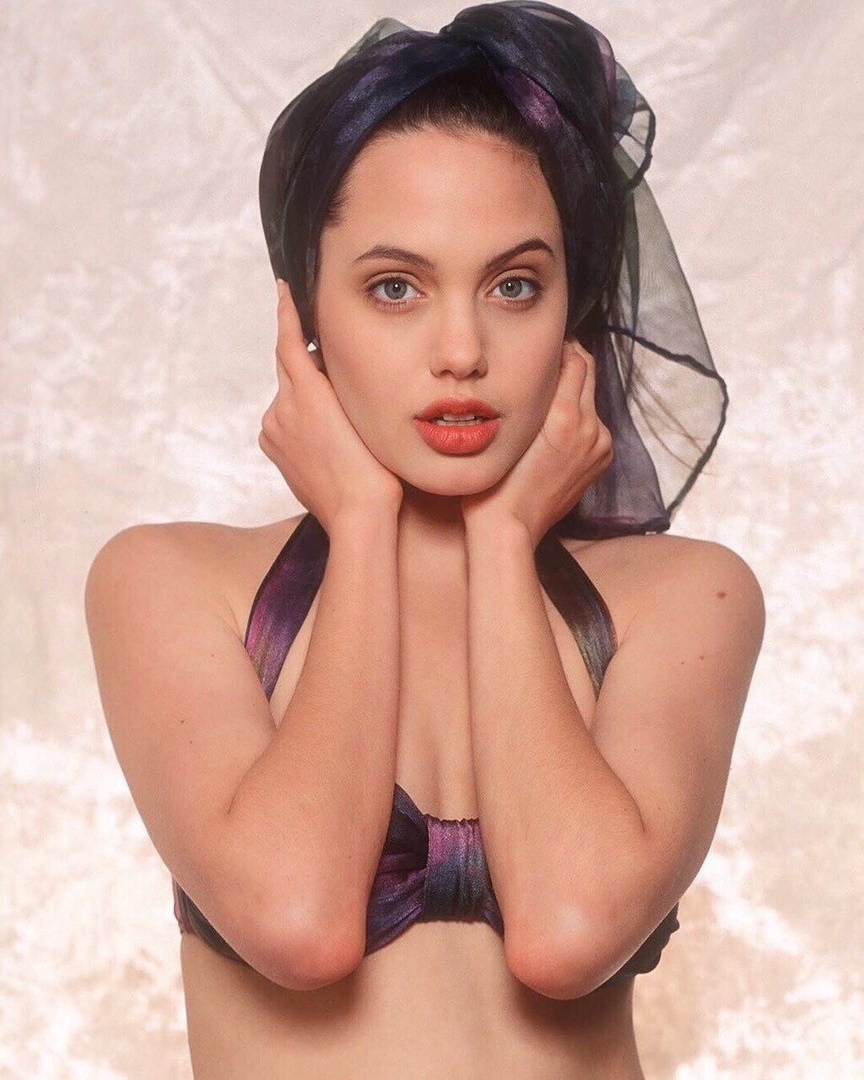 Интересная фотосессия 16 летней Анджелины Джоли 
