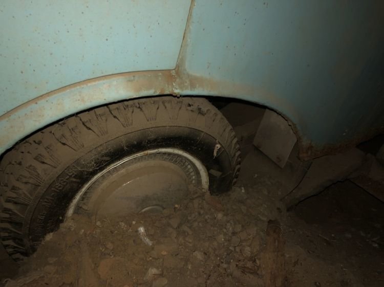 Омич обнаружил «Москвич» в гараже, который не открывали 20 лет Омич обнаружил «Москвич» в гараже, который не открывали 20 лет