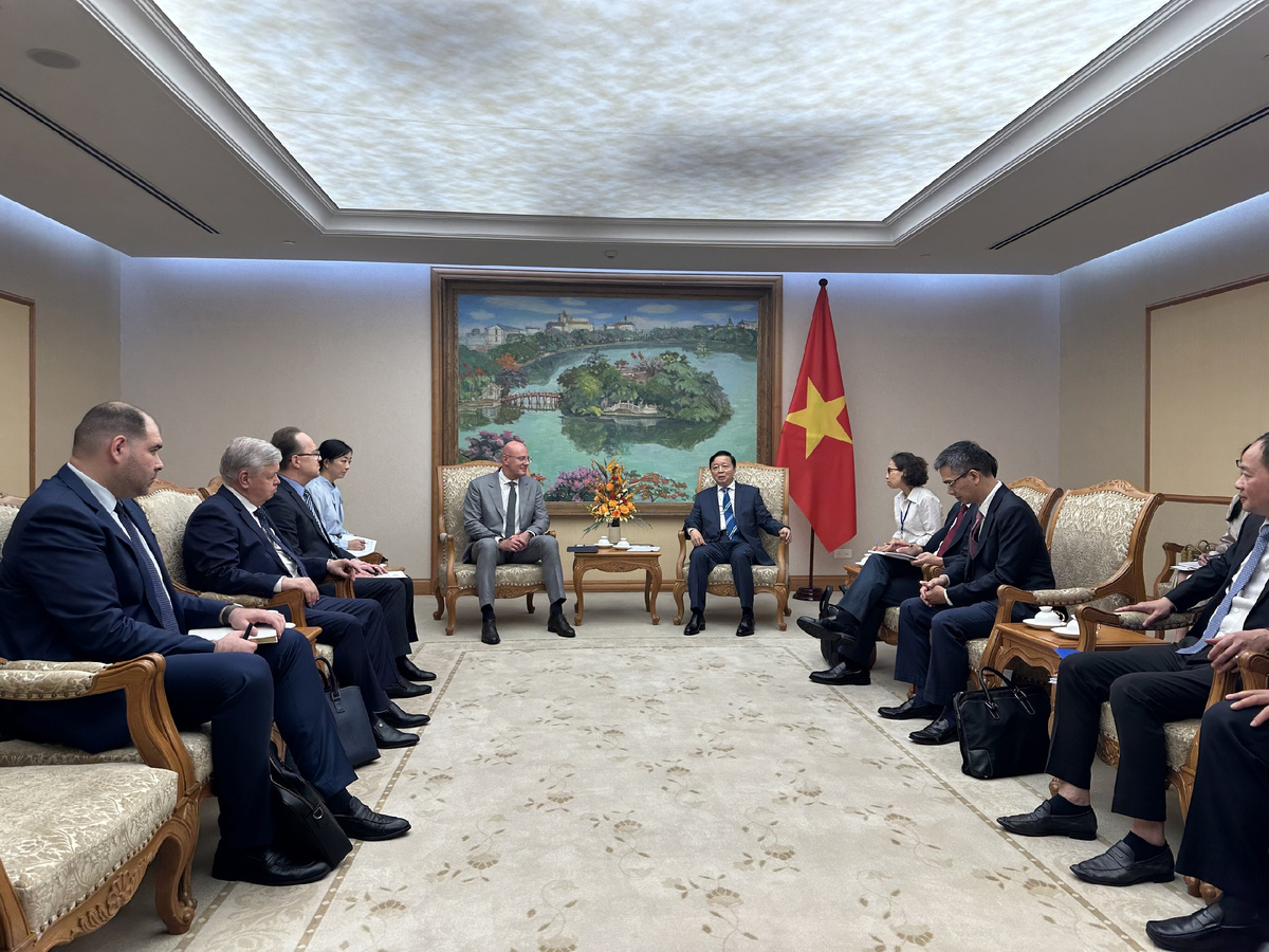 Когда Путин ещё общался с Кимом, представители правительства РФ уже вели переговоры с коллегами во Вьетнаме. 