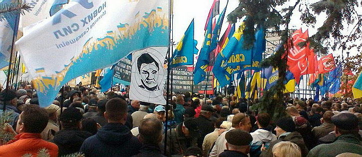 Протестующие у Верховной Рады угрожают вышвырнуть Порошенко