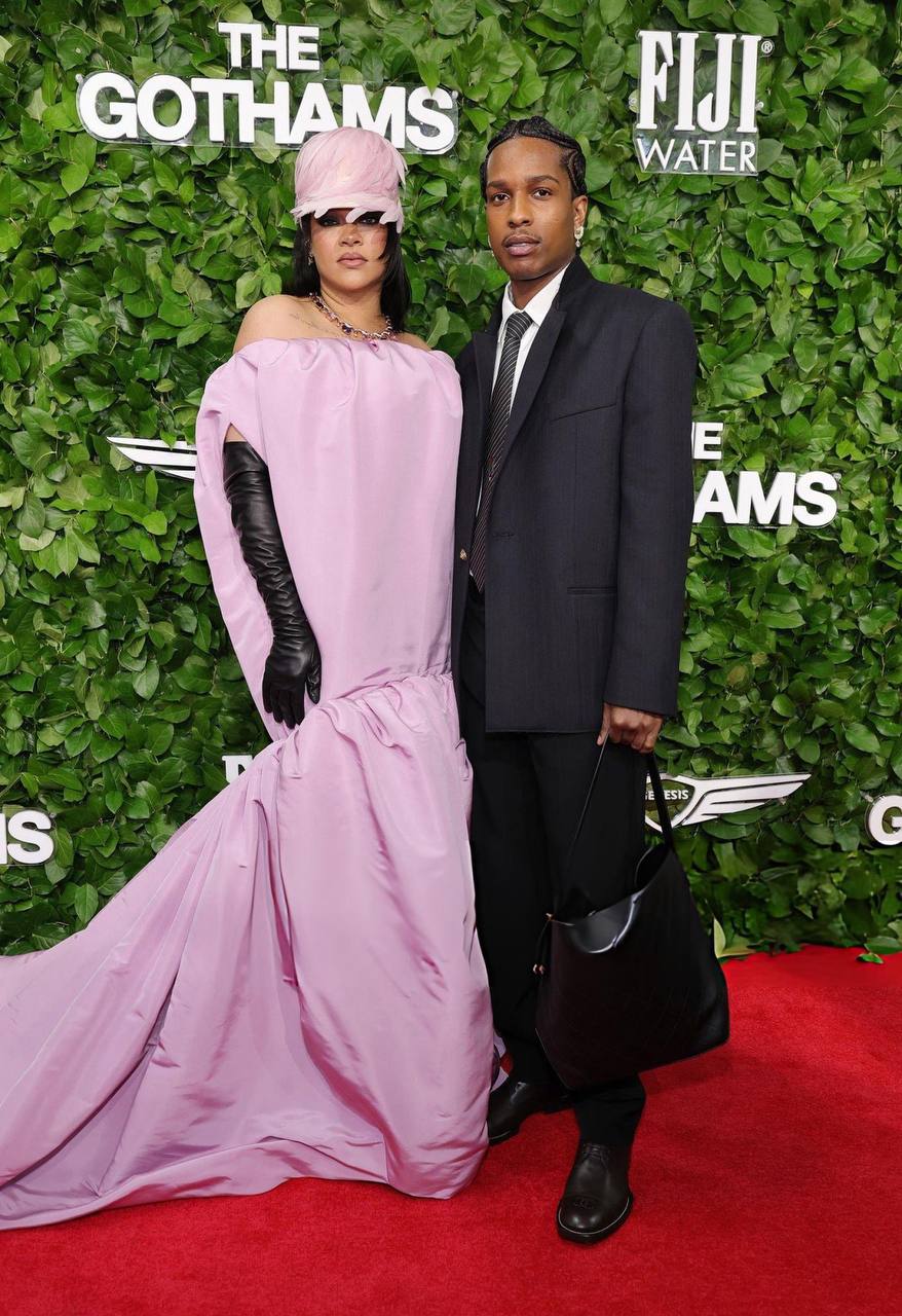 На вручение премий Gotham Film Awards Эль Фаннинг появилась в очень смелом платье, а Рианна завернулась в простыню