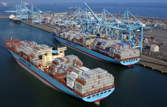 Разгрузка прибывших из Китая судов с миллионами тонн грузов