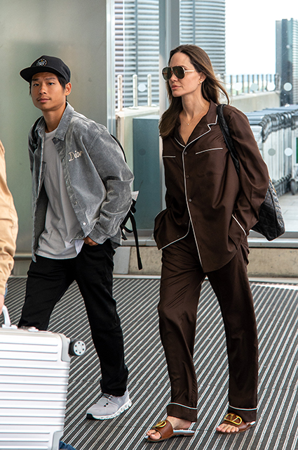 Образ дня: Анджелина Джоли в шелковой мужской пижаме в аэропорту Хитроу Звездный стиль
