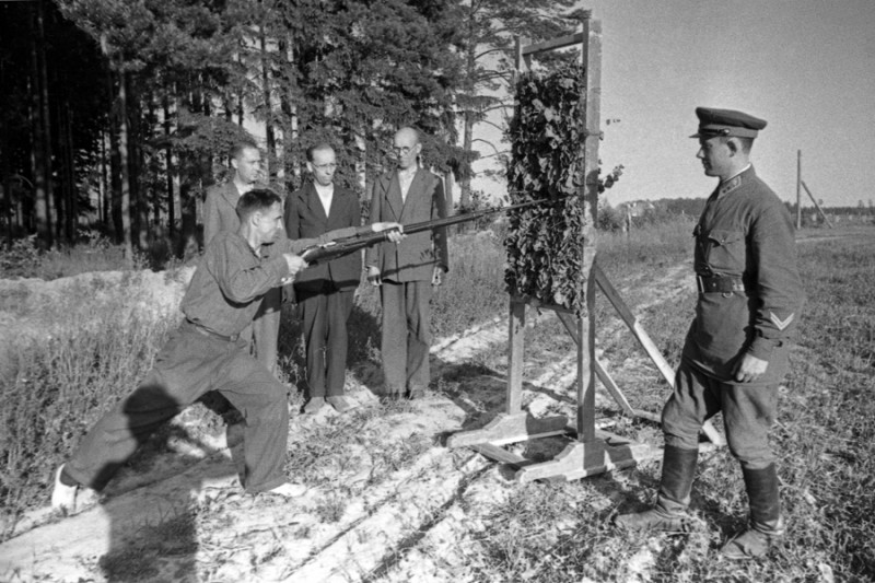 06 Ополченцы в лагерях. Лейтенант Л.Фридман учит бойцов штыковому бою. Подмосковье, июль 1941 г.jpg