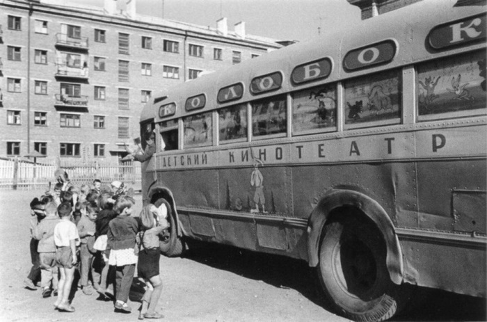 В передвижных кинотеатрах дети могли посмотреть любимые мультфильмы. /Фото: a.d-cd.net