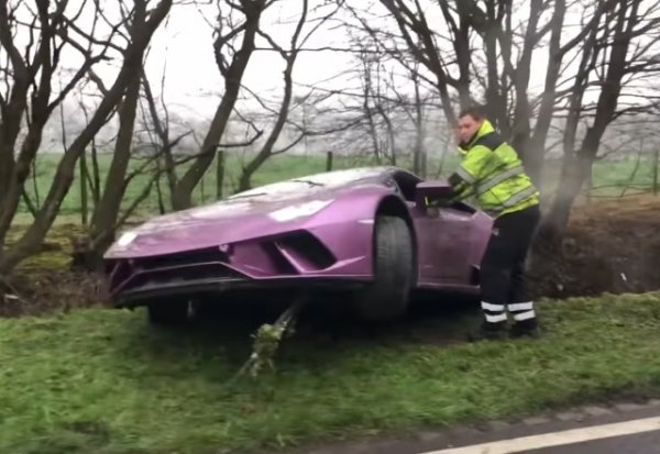 В Лондоне нашли оставленную в кювете Lamborghini