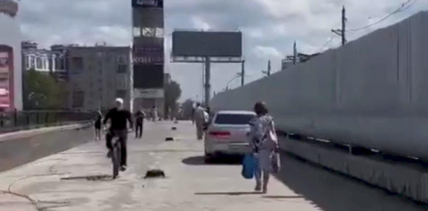 Барнаульцы пожаловались на нетерпеливого водителя, который решил проехать по пешеходному мосту у Нового рынка