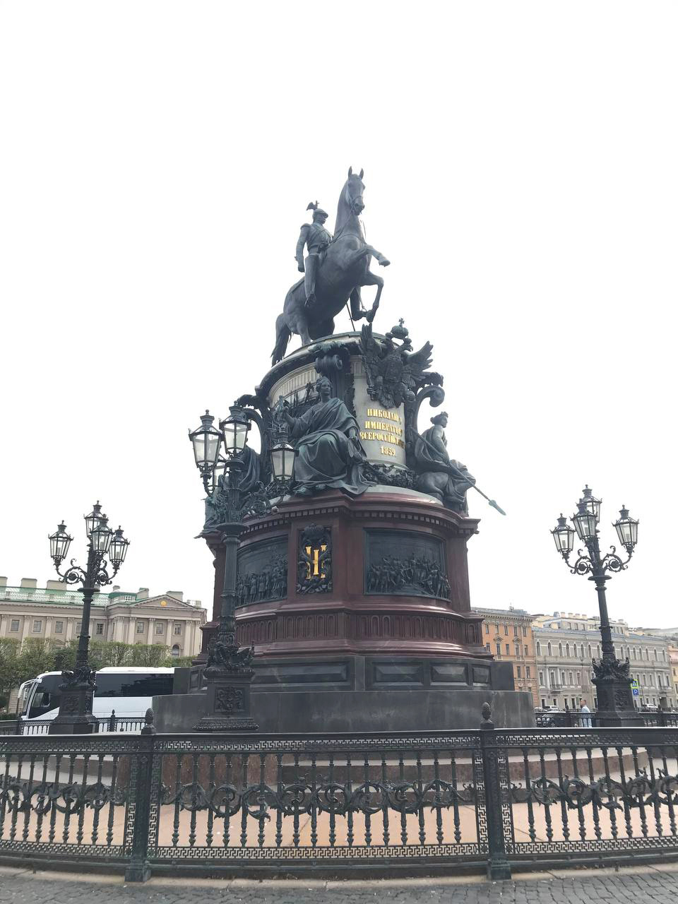 Памятник Николаю I напротив Исаакиевского сквера