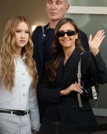 Неделя моды в Милане: Моника Беллуччи, Джессика Альба с 14-летней дочерью, Елена Перминова и Ума Турман на показе Fendi Неделя моды в Милане: Моника Беллуччи, Джессика Альба с 14-летней дочерью, Елена Перминова и Ума Турман на показе Fendi calvin klein,fendi,город милан,instagram (инстаграм),социальная сеть,lvmh,Анна Винтур,Бернар Арно,дакота фаннинг,Джессика Альба,Елена Перминова,король карл (iii),лиля коллинз,Мартин Скорсезе,марья грация кьюри,Моника Беллуччи,мэри лист,Наталья Водянова