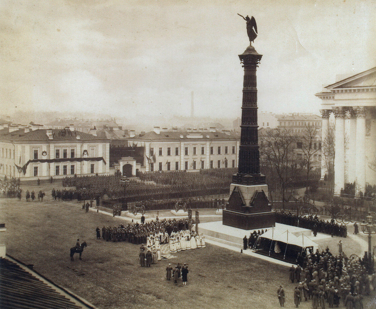 Торжественная церемония открытия памятника перед Троицким собором.1886