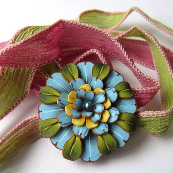 Цветы из полимерной глины в украшениях и на шкатулках  Автор: Kim Detmers 