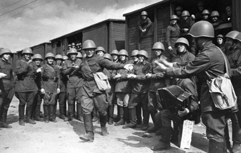 11 Поезда идут на фронт. Пляшет красноармеец В. Кочетков. 1941.jpg