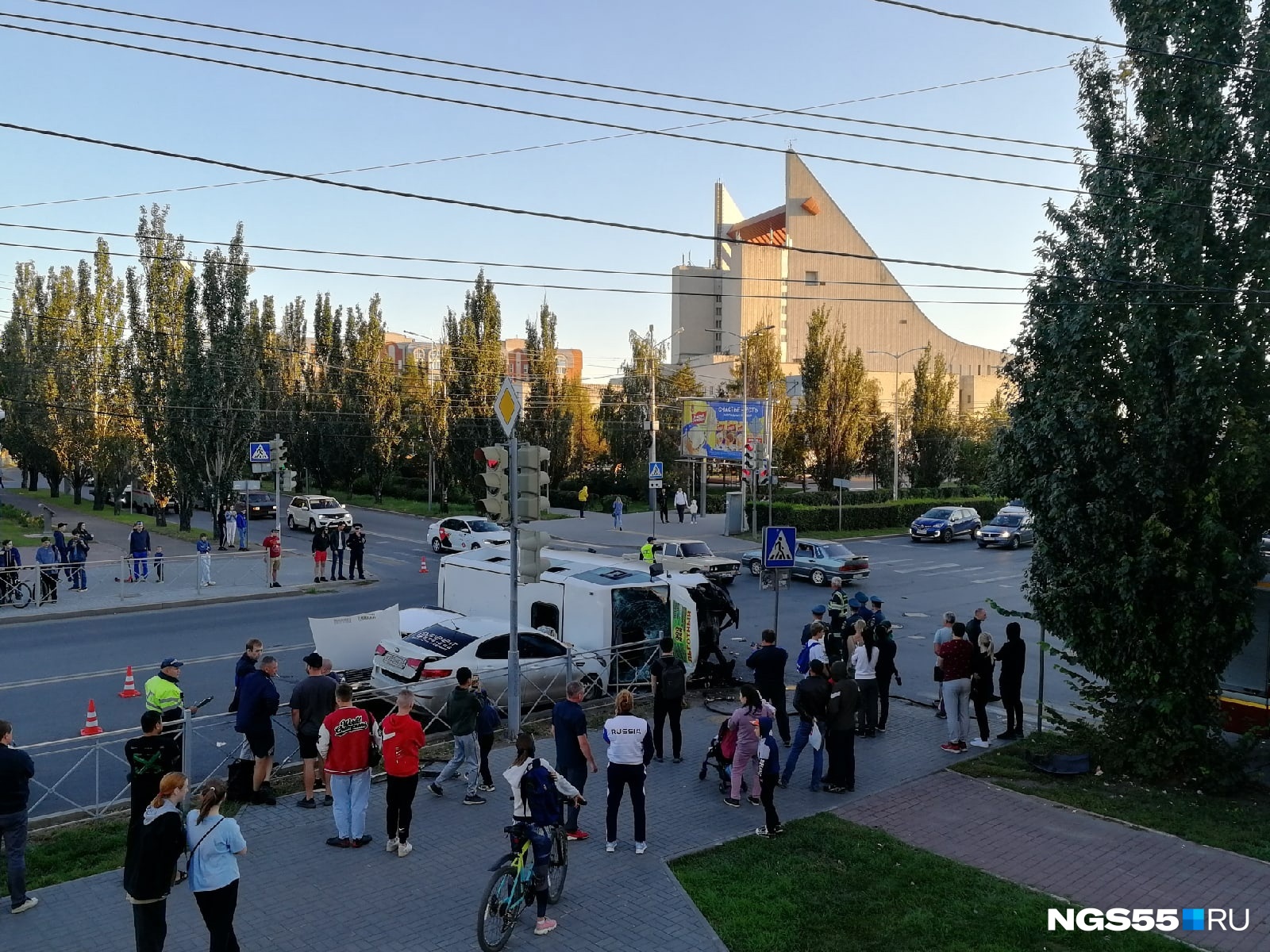 По г 27 августа. Главная площадь Омска. Улицы пересекающие 10 лет октября в Омске. Театральная площадь Курск 2022.