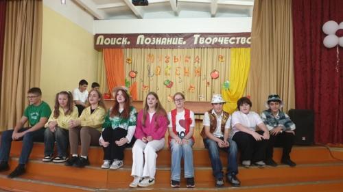 Осенний праздник. Традиционный осенний праздник в 5-8 классах назывался “Фруктово – Ягодное Ассорти”.