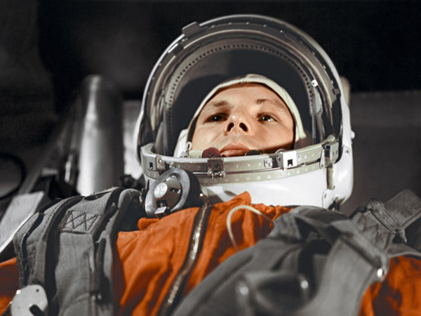 Юрий Гагарин в кабине космического корабля “Восток” перед полётом в космос
