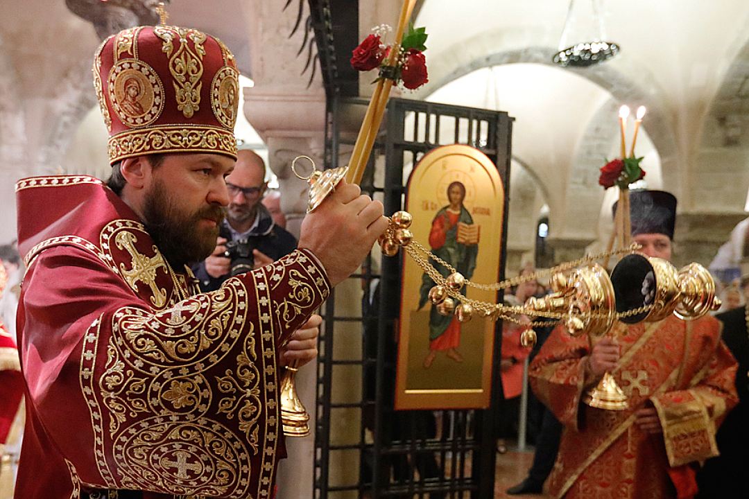 Митрополит Волоколамский Иларион во время богослужения в базилике святого Николая перед отправкой ковчега с частицей мощей Николая Чудотворца в Москву. Фото: Михаил Джапаридзе/ТАСС