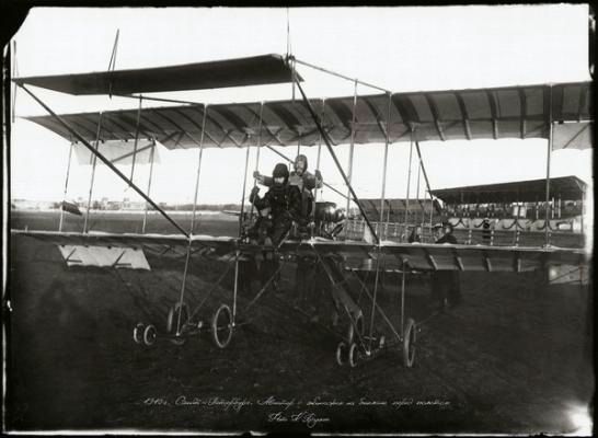 Сентябрь 1910 г. Санкт-Петербург. Авиатор с экипажем на биплане перед полетом. Фото К. Буллы