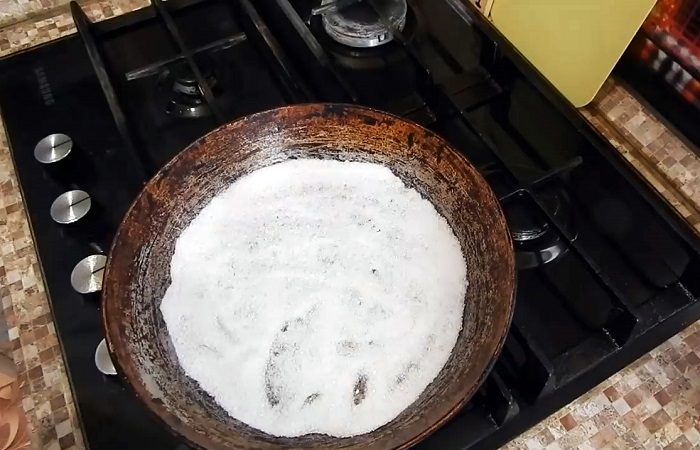 Насыпьте в сковороду толстый слой соли. / Фото: sdelaysam-svoimirukami.ru
