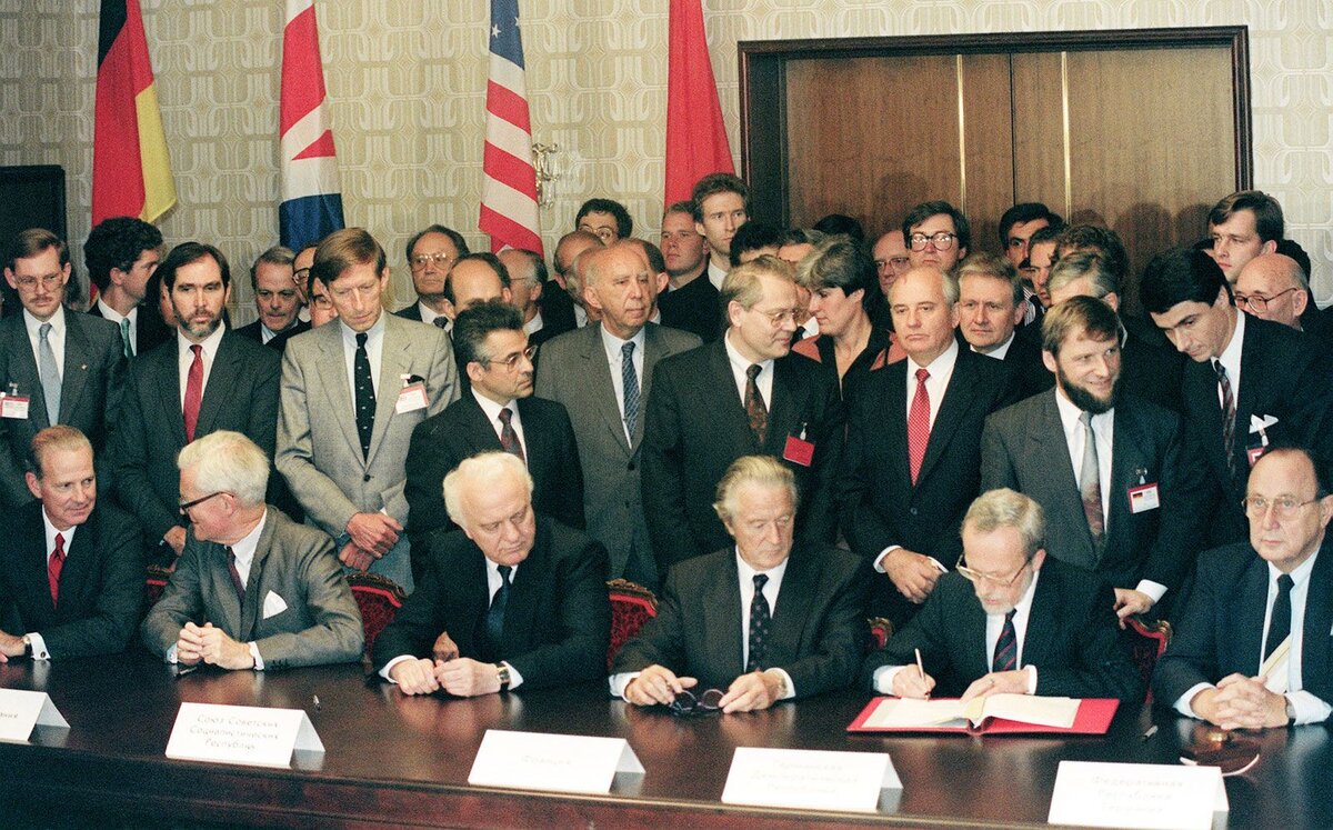 Автор: https://cdn.britannica.com/60/238860-050-399D390A/German-reunification-treaty-signing-September-12-1990.jpgвтор: 